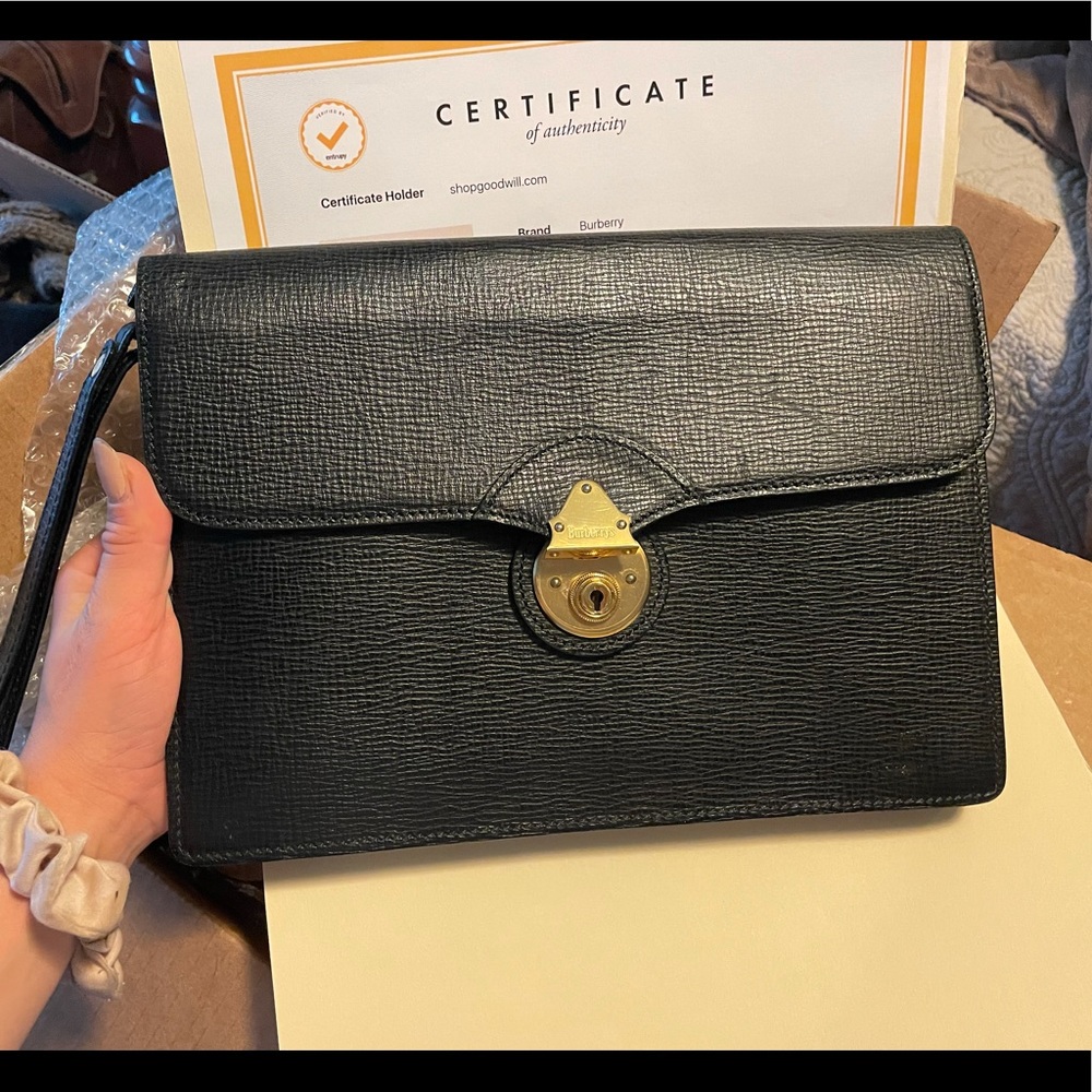 Burberry wristlet - black leather - (locking file iPad?) authenticity paper